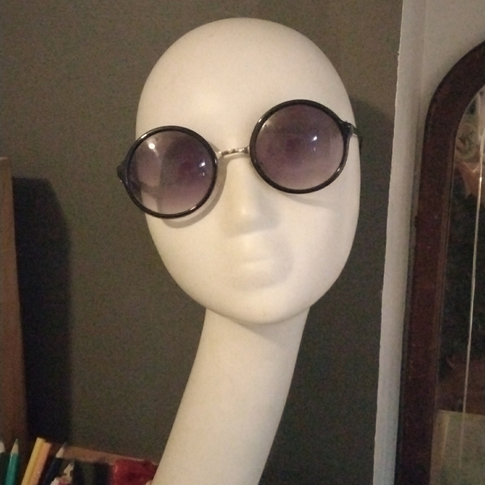Round sunglasses purple tinted